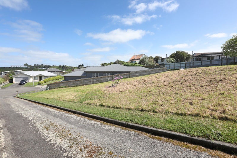 ELEVATED SECTION IN ESTABLISHED CUL-DE-SAC64238437031683113