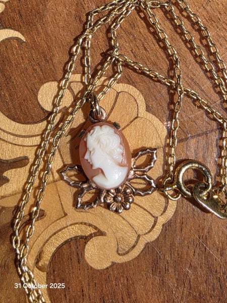$1 Victorian 9ct Rose Gold Cameo Pendant Necklace 2.82gm Carousel 2