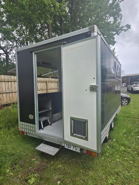 2021 Food Trailer SQ4000 – Double Axle SET UP64240603232515113