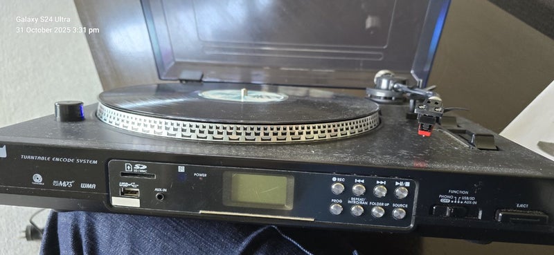 Turntable and LP records64240766863489111