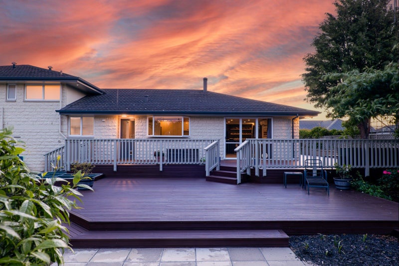 Expansive Garaging & Redevelopment Potential64241126097027111