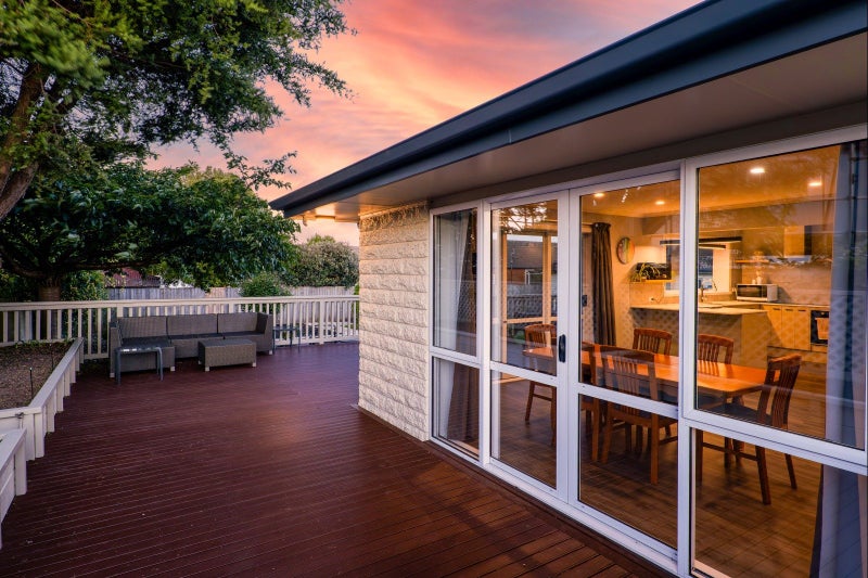 Expansive Garaging & Redevelopment Potential64241126097027112