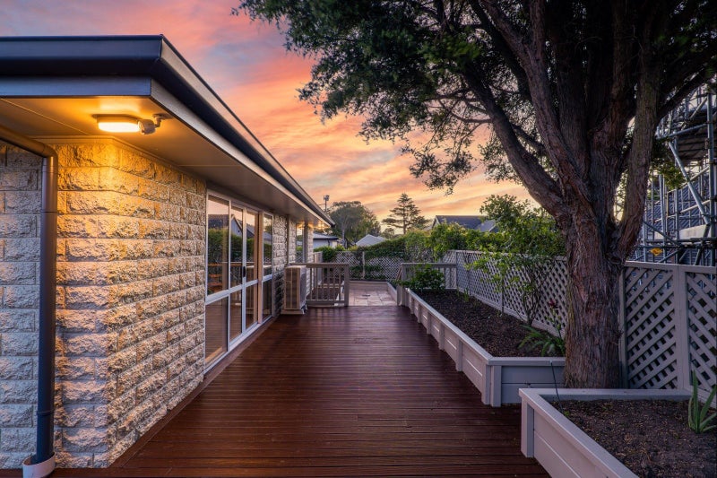 Expansive Garaging & Redevelopment Potential64241126097027113