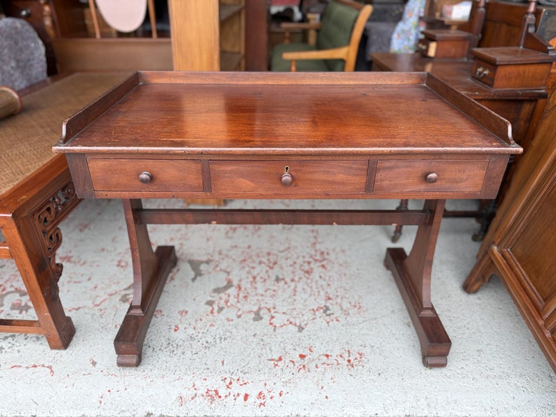 Victorian Mahogany Wash Stand or Side Table Carousel 1
