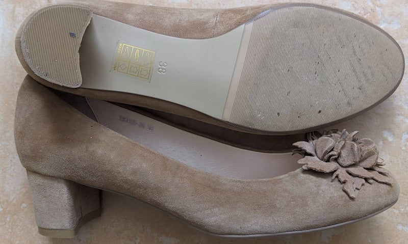 Genuine suede low heel shoes size 38 Carousel 2