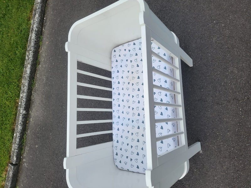 Infant crib. Carousel 2