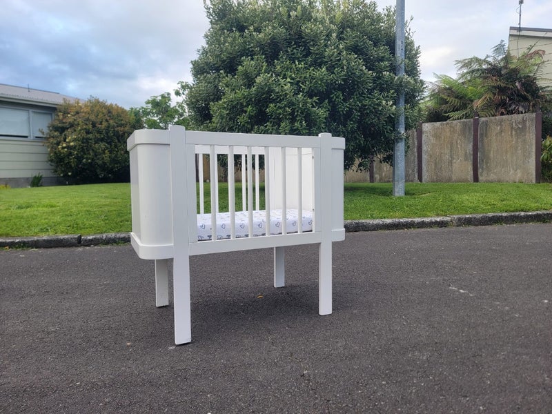 Infant crib. Carousel 1