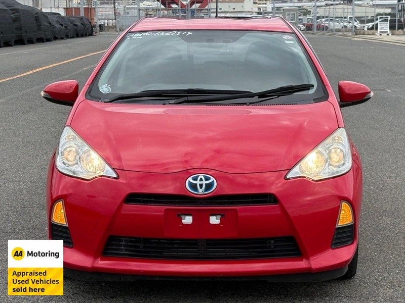 2014 Toyota Aqua Hybrid / Low 58,000kms64251925741698111