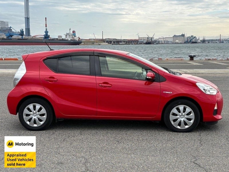 2014 Toyota Aqua Hybrid / Low 58,000kms64251925741698112