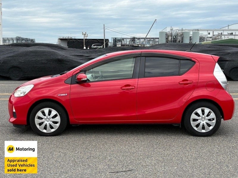 2014 Toyota Aqua Hybrid / Low 58,000kms64251925741698114