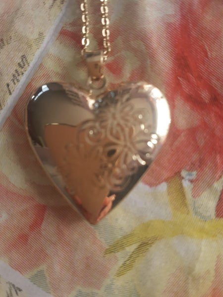 Gold plate Heart locket. Carousel 1