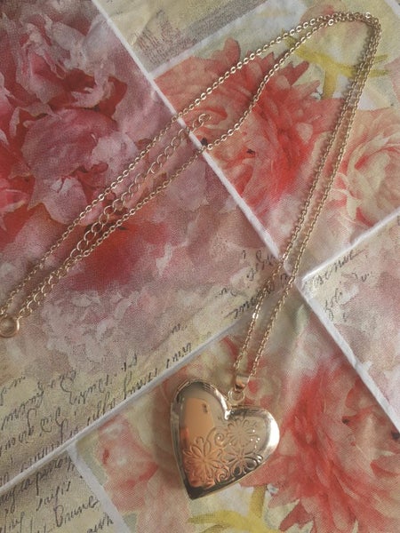 Gold plate Heart locket. Carousel 3