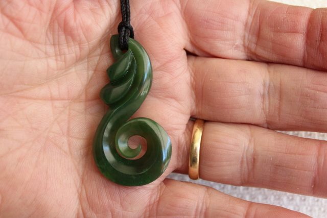 BEAUTIFUL NEW ZEALAND KAHURANGI POUNAMU Fern/Koru Pendant #117 Carousel 1
