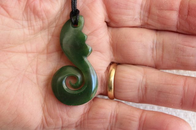 BEAUTIFUL NEW ZEALAND KAHURANGI POUNAMU Fern/Koru Pendant #117 Carousel 2