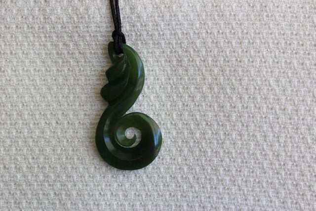 BEAUTIFUL NEW ZEALAND KAHURANGI POUNAMU Fern/Koru Pendant #117 Carousel 3