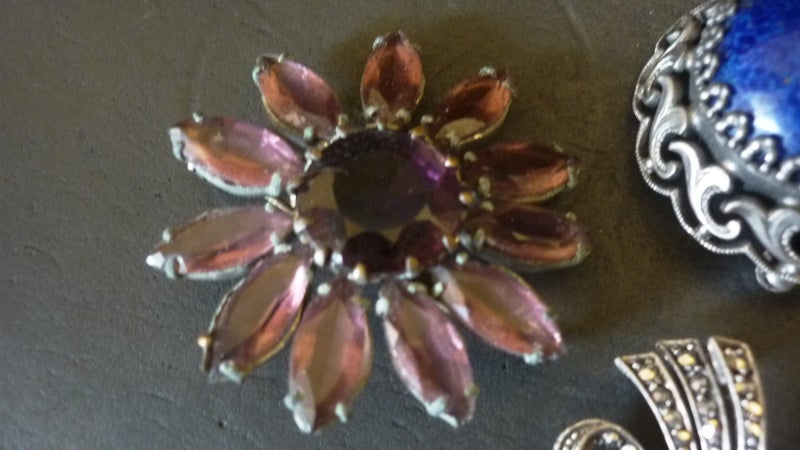 3 X VINTAGE BROOCHES Carousel 4