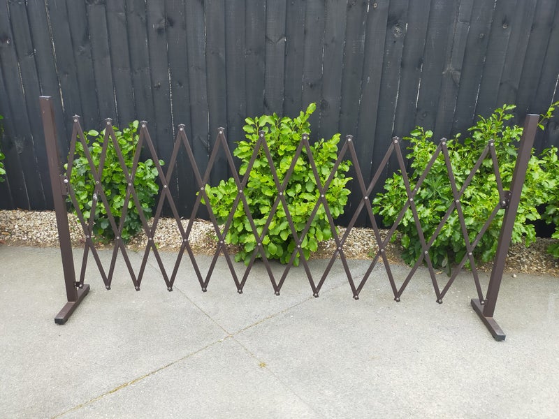 Safety Gate/Fence Extendable Trellis style. Carousel 1