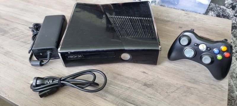 Xbox360 console and controller Carousel 1