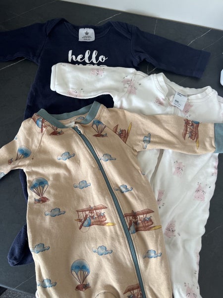 3x onesies size 3-6m Carousel 1