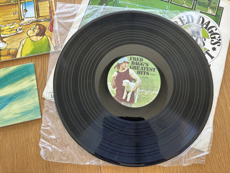 Footrot Flats #9 - The Puppy Dog Series #15 & Fred Dagg LP Carousel 8