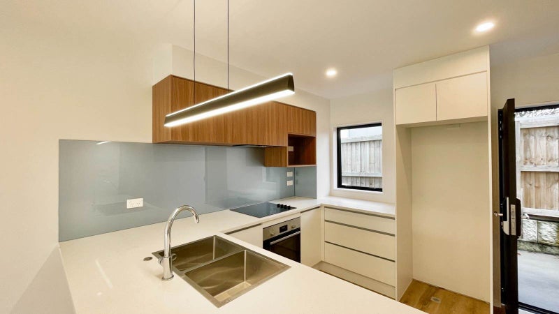 Te Atatu South, 2 bedrooms64272563062401111