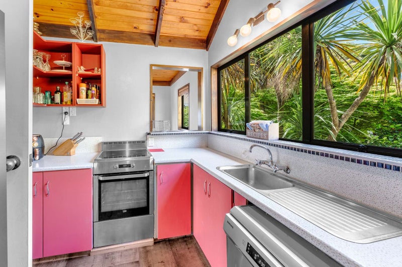 Flexible 4-Bedroom area, 2-Living Home!64273897279363113