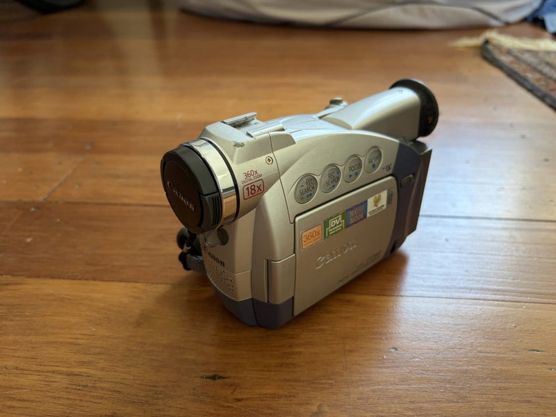 Canon ZR40 MiniDV Video Camera64292589505795110