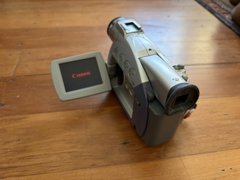 Canon ZR40 MiniDV Video Camera64292589505795111