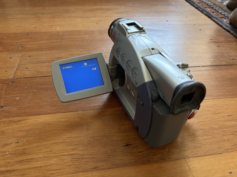 Canon ZR40 MiniDV Video Camera64292589505795112