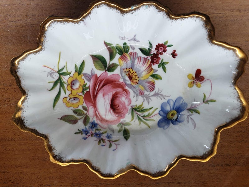 Elegant bone china - four small pieces64275676994434111