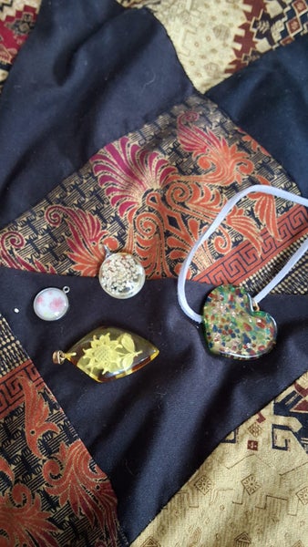 3X NECKLACE PENDANTS AND ONE NECKLACE Carousel 1