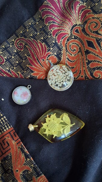 3X NECKLACE PENDANTS AND ONE NECKLACE Carousel 3