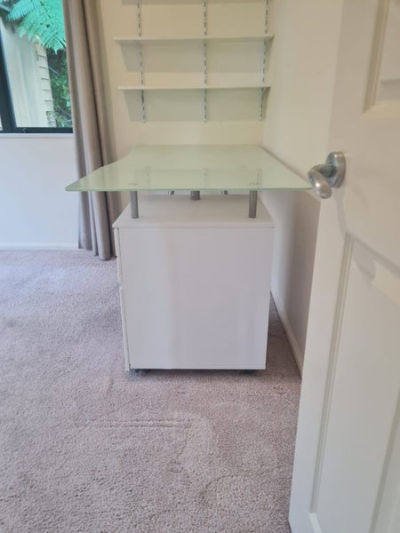 White desk64325771565443111