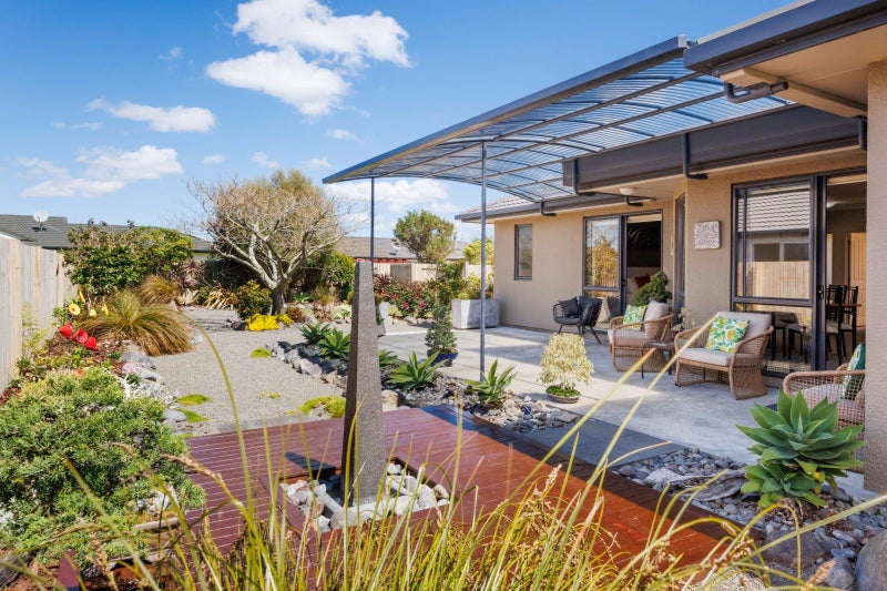 Space to relax - both indoors and out64287911769346110