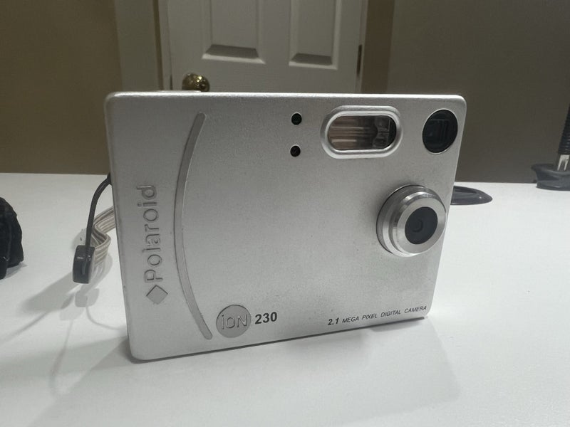 Polaroid ion 230 camera - broken selling for parts Carousel 1