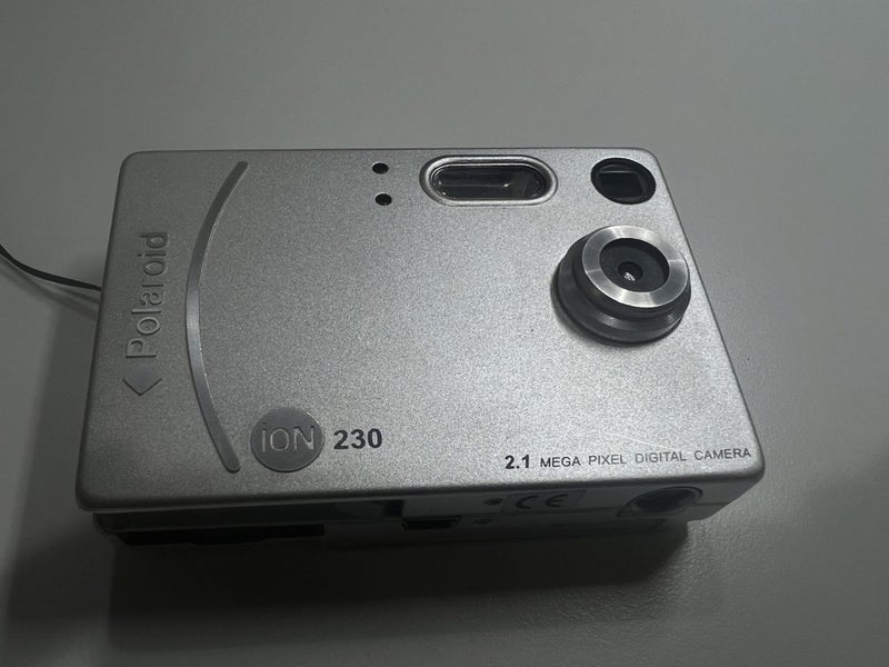 Polaroid ion 230 camera - broken selling for parts Carousel 2