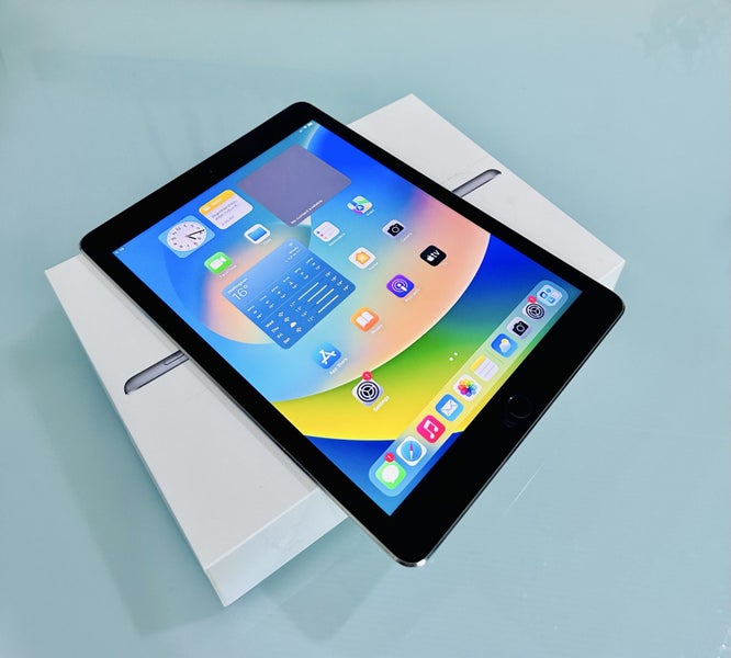 iPad Pro 9.7” 128GB + Cellular / Sim Model + Box + Warranty Carousel 12