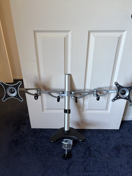 Dual screen arms for desk Carousel 1