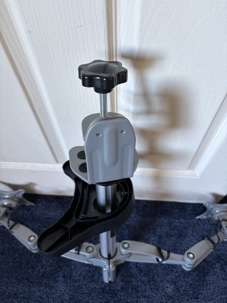 Dual screen arms for desk Carousel 4