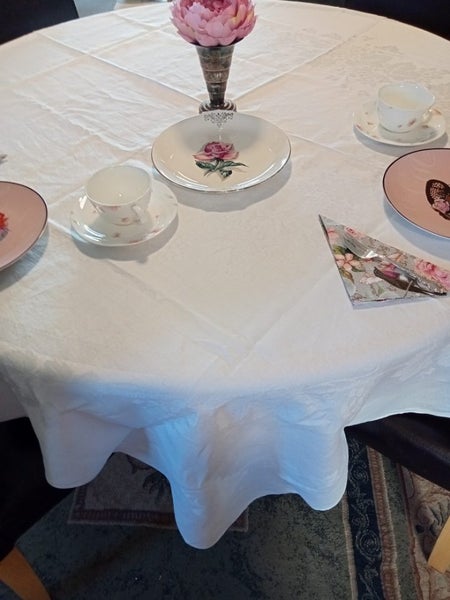 White cotton satin damask tablecloth 160 cm square Carousel 1