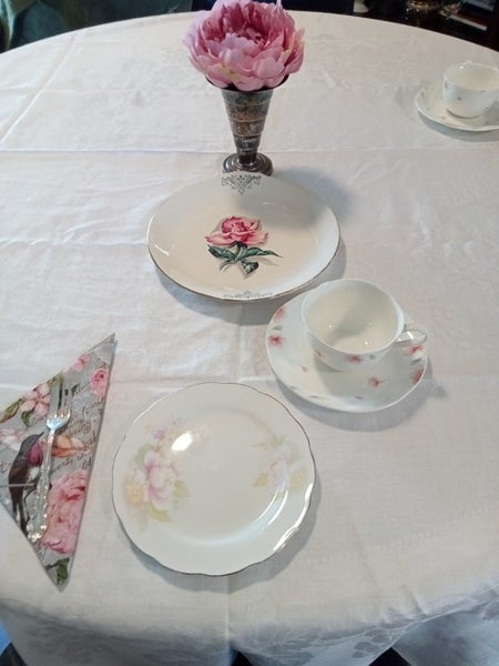 White cotton satin damask tablecloth 160 cm square Carousel 2