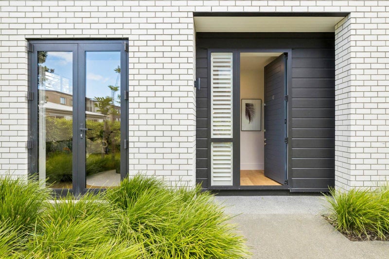 Step Onto The Property Ladder64289730359555112