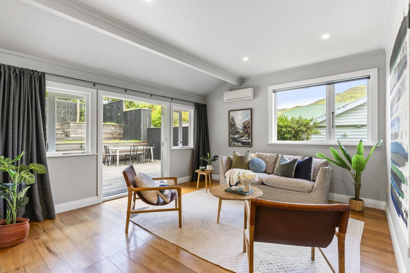 Sun Drenched Character in the Dress Circle64292663021313111