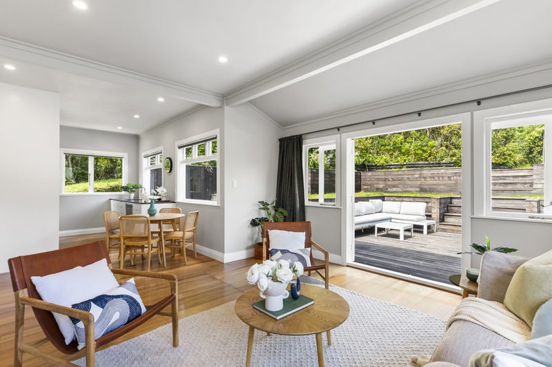 Sun Drenched Character in the Dress Circle64292663021313112