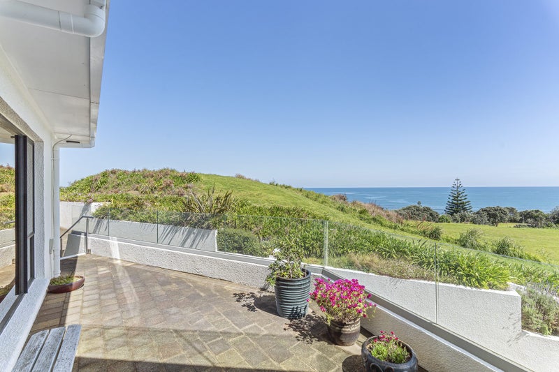 SEA VIEWS, LOCATION AND LOW MAINTENANCE64371096106498113