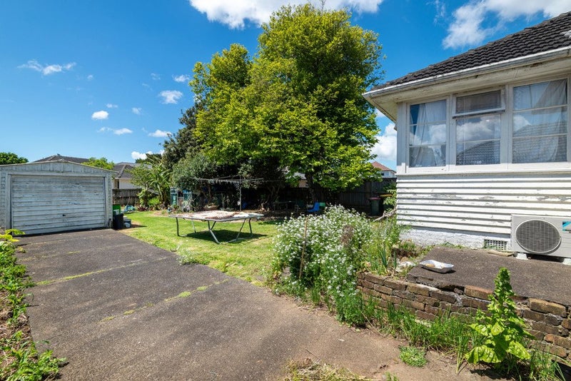 Sunny 1950s Classic on a Flat 809m² Section64294790177409112