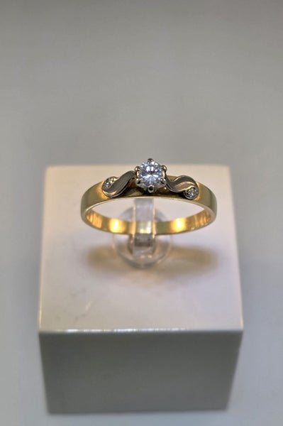 Traditional Diamond Solitaire Ring + Valuation Carousel 1