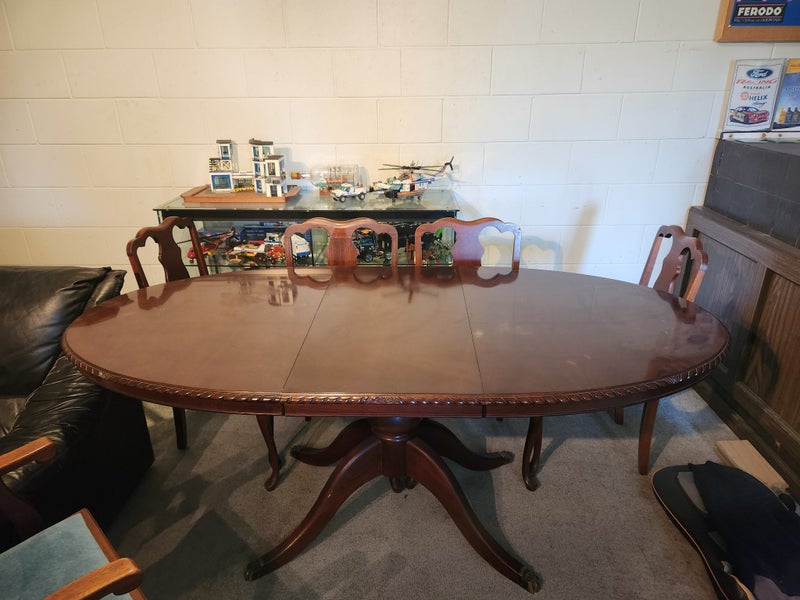 Dinning table and chairs64295386049793111