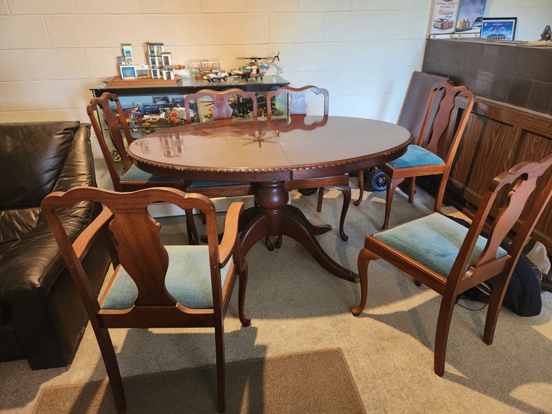 Dinning table and chairs64295386049793112