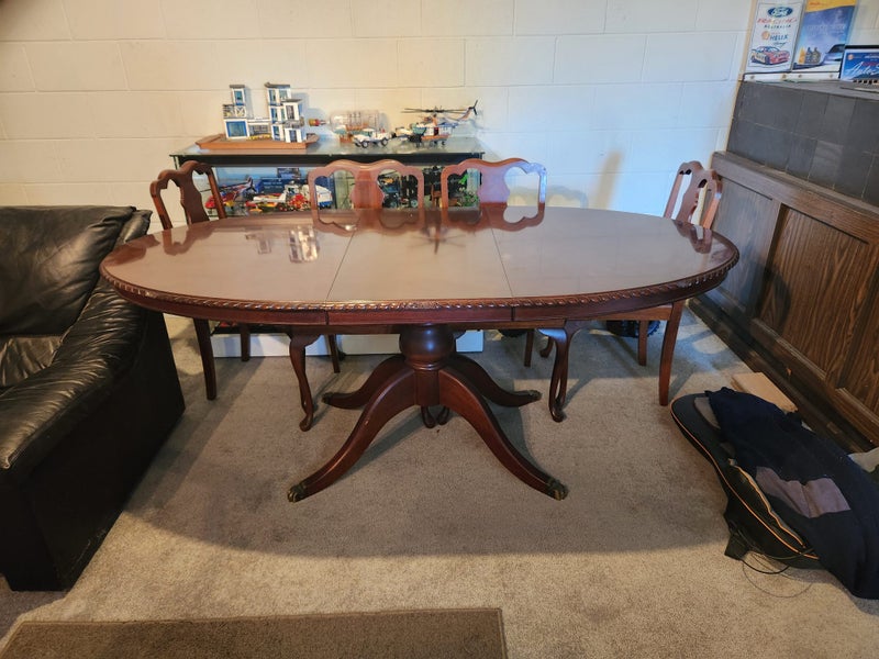 Dinning table and chairs64295386049793113